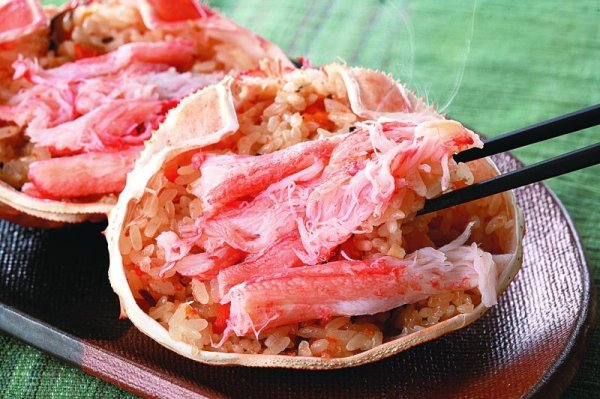 画像1: 北海道産かにおこわ (1)